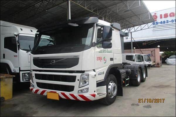 รถบรรทุก Volvo สีขาว จอดในศูนย์ซ่อมสีตัวถังมาตรฐาน