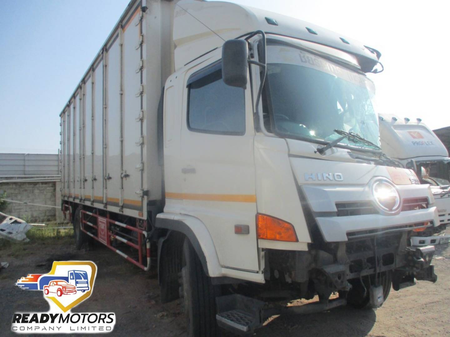 รถบรรทุก HINO พร้อมตู้แห้งที่อู่ซ่อมรถ Ready Motors