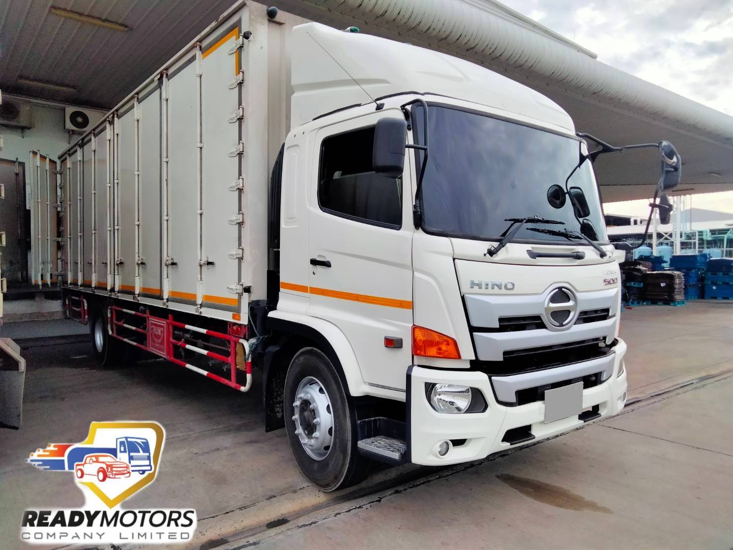 รถบรรทุก Hino 500 สีขาว พร้อมตู้ทึบในผลงานศูนย์ซ่อมสีตัวถัง Ready Motors
