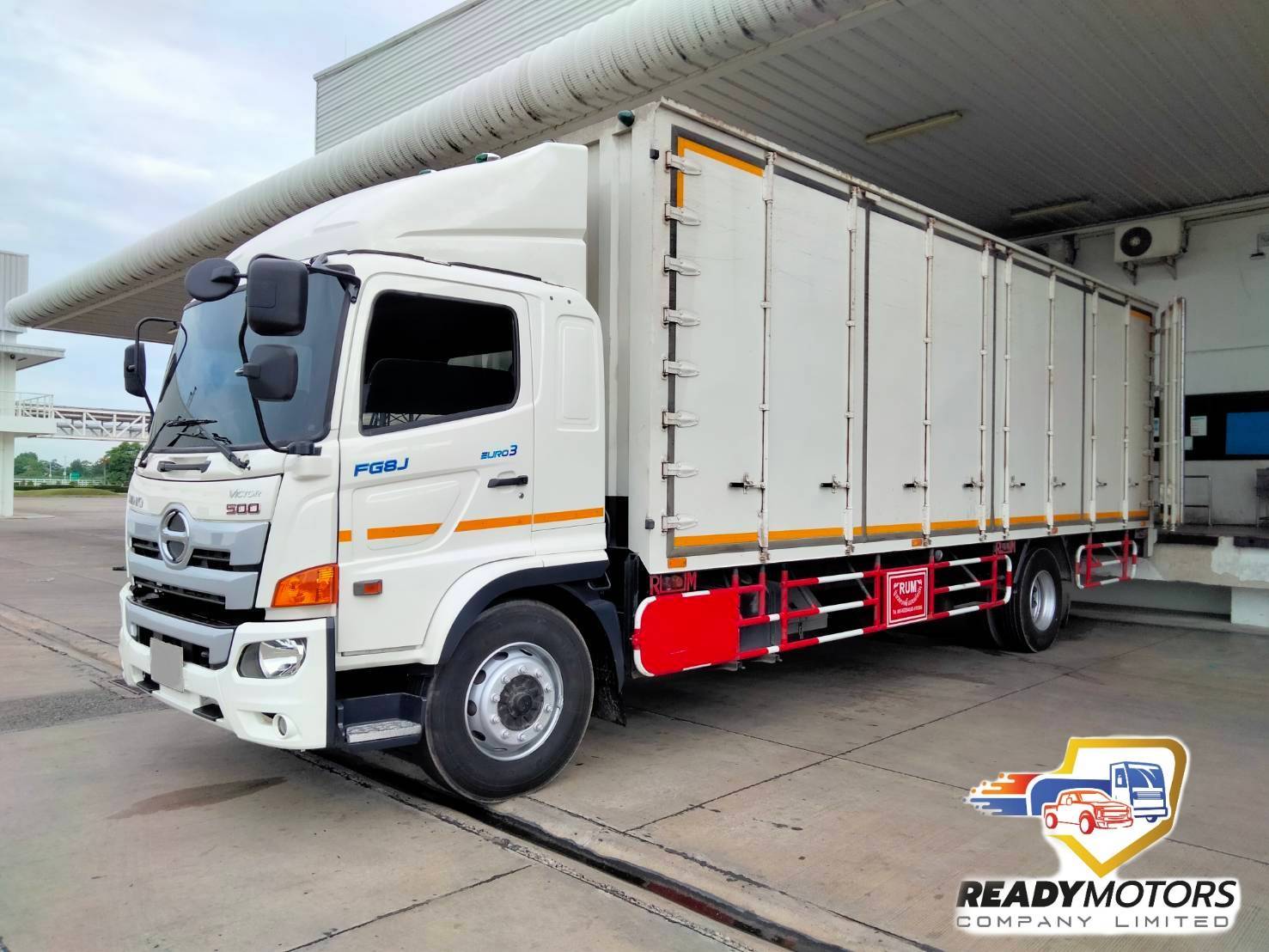 รถบรรทุก HINO FG8J Euro 3 สีขาวจอดในศูนย์ซ่อมสีตัวถัง