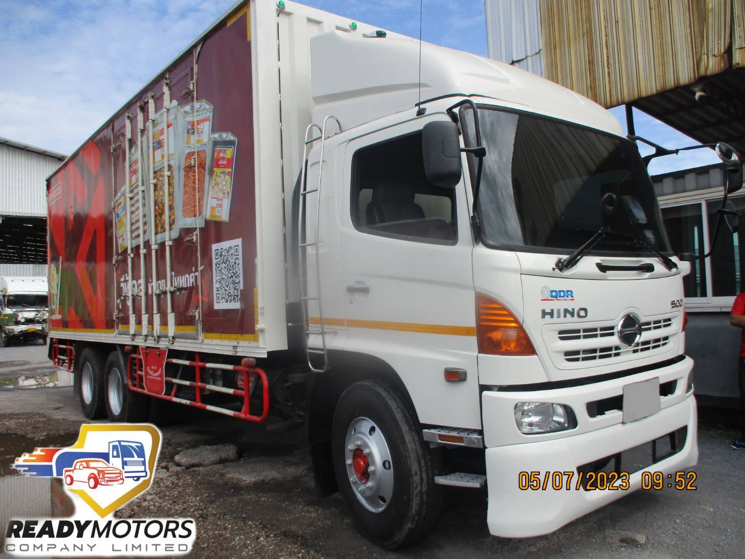 รถบรรทุก Hino ตรา QDR พร้อมโลโก้ Readymotors ผลงานศูนย์ซ่อมสีตัวถัง