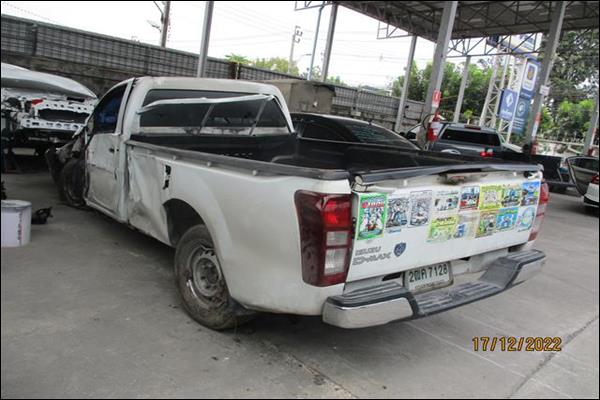ผลงานศูนย์ซ่อมสีตัวถังรถกระบะ Isuzu D-Max สีขาวเสียหาย